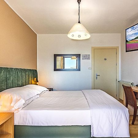 Hotel Virginia Marina di Massa Extérieur photo