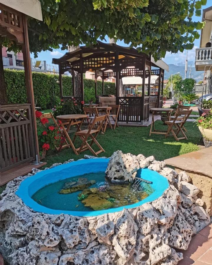 Hotel Virginia Marina di Massa Extérieur photo