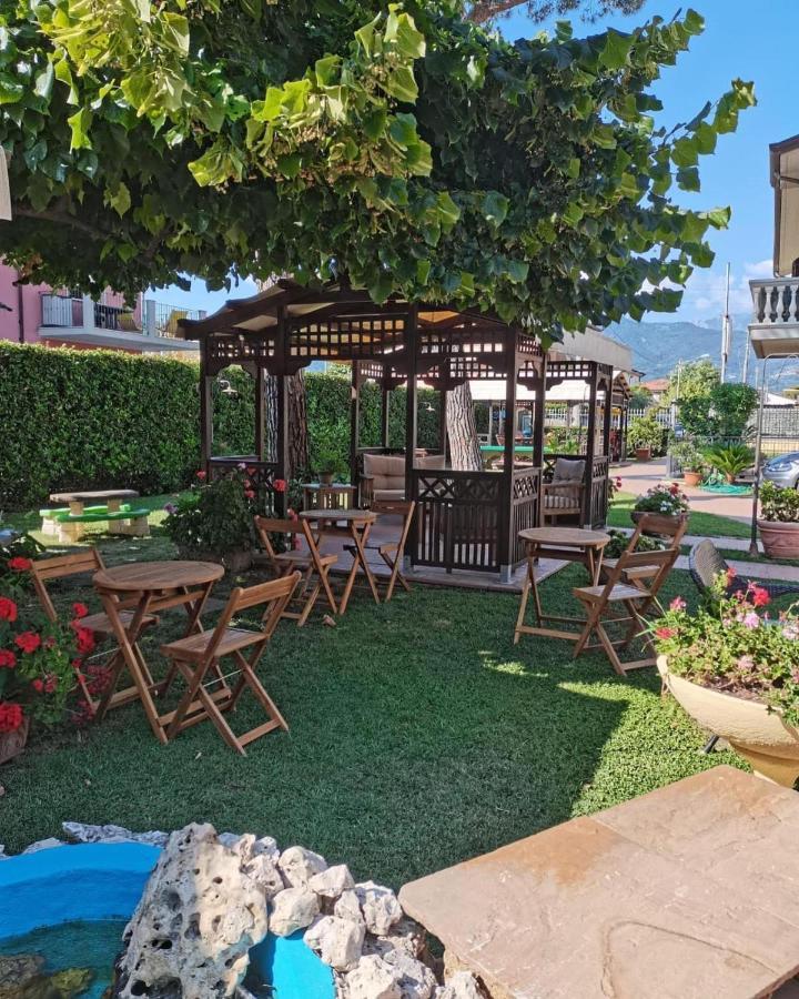 Hotel Virginia Marina di Massa Extérieur photo