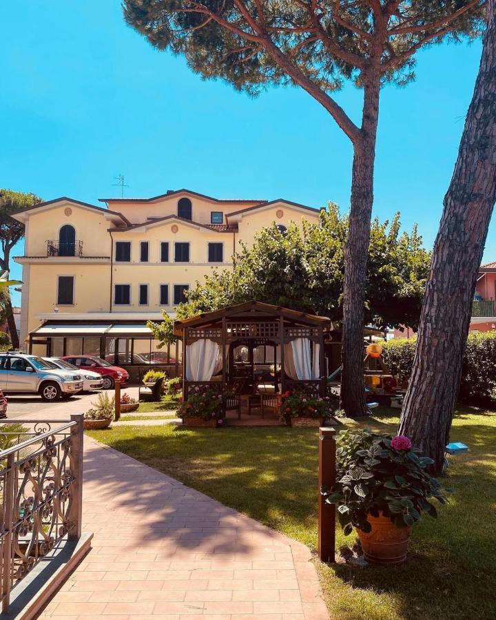 Hotel Virginia Marina di Massa Extérieur photo