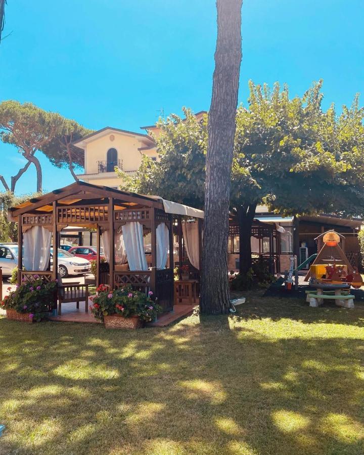 Hotel Virginia Marina di Massa Extérieur photo