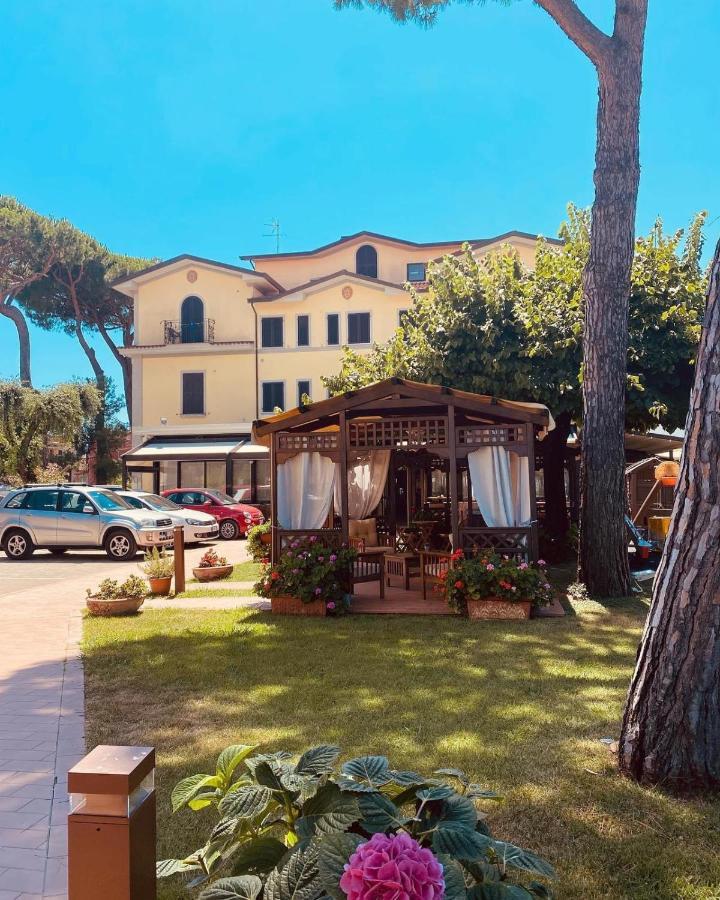 Hotel Virginia Marina di Massa Extérieur photo