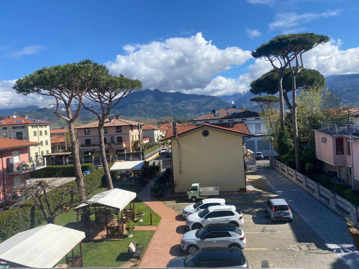 Hotel Virginia Marina di Massa Extérieur photo