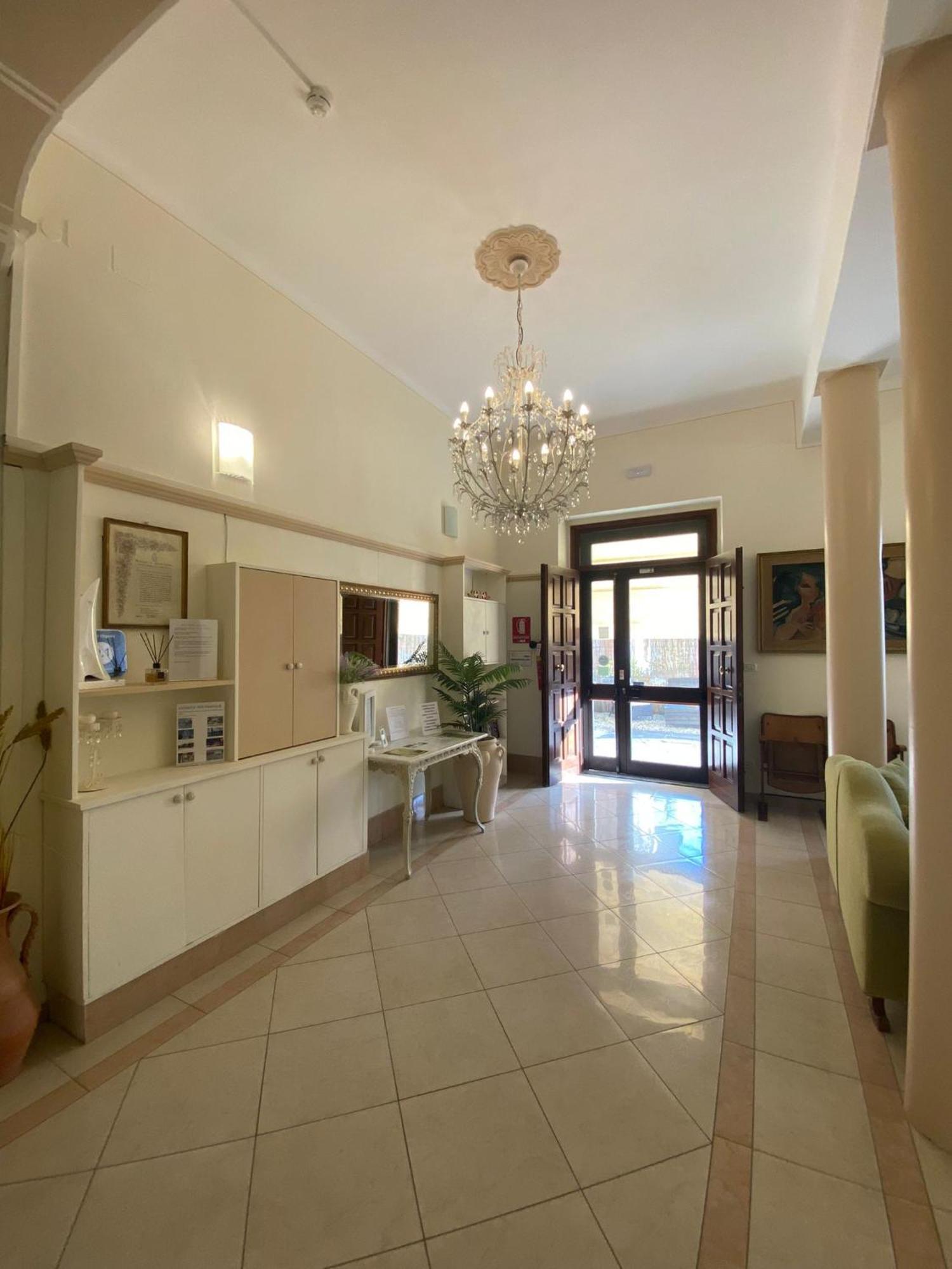 Hotel Virginia Marina di Massa Extérieur photo