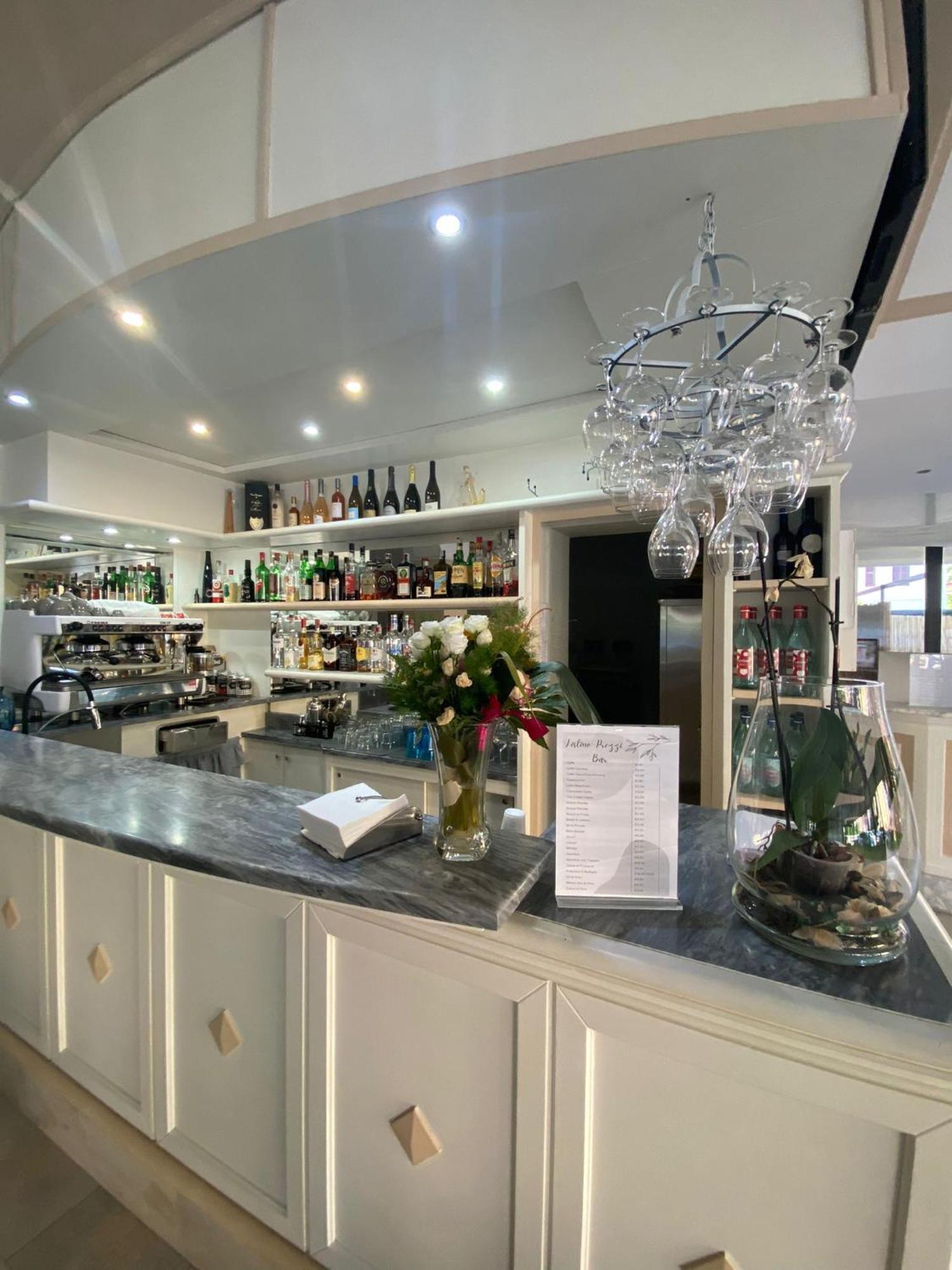 Hotel Virginia Marina di Massa Extérieur photo