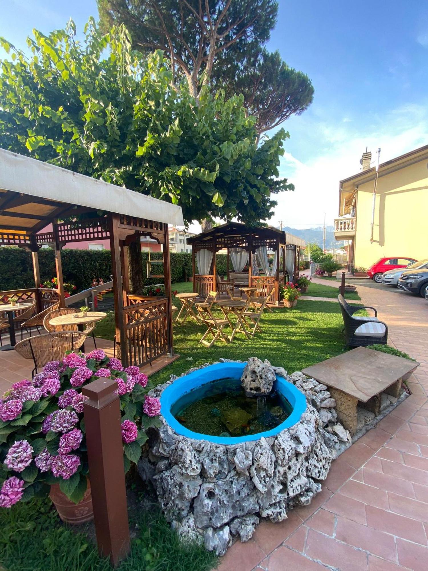 Hotel Virginia Marina di Massa Extérieur photo