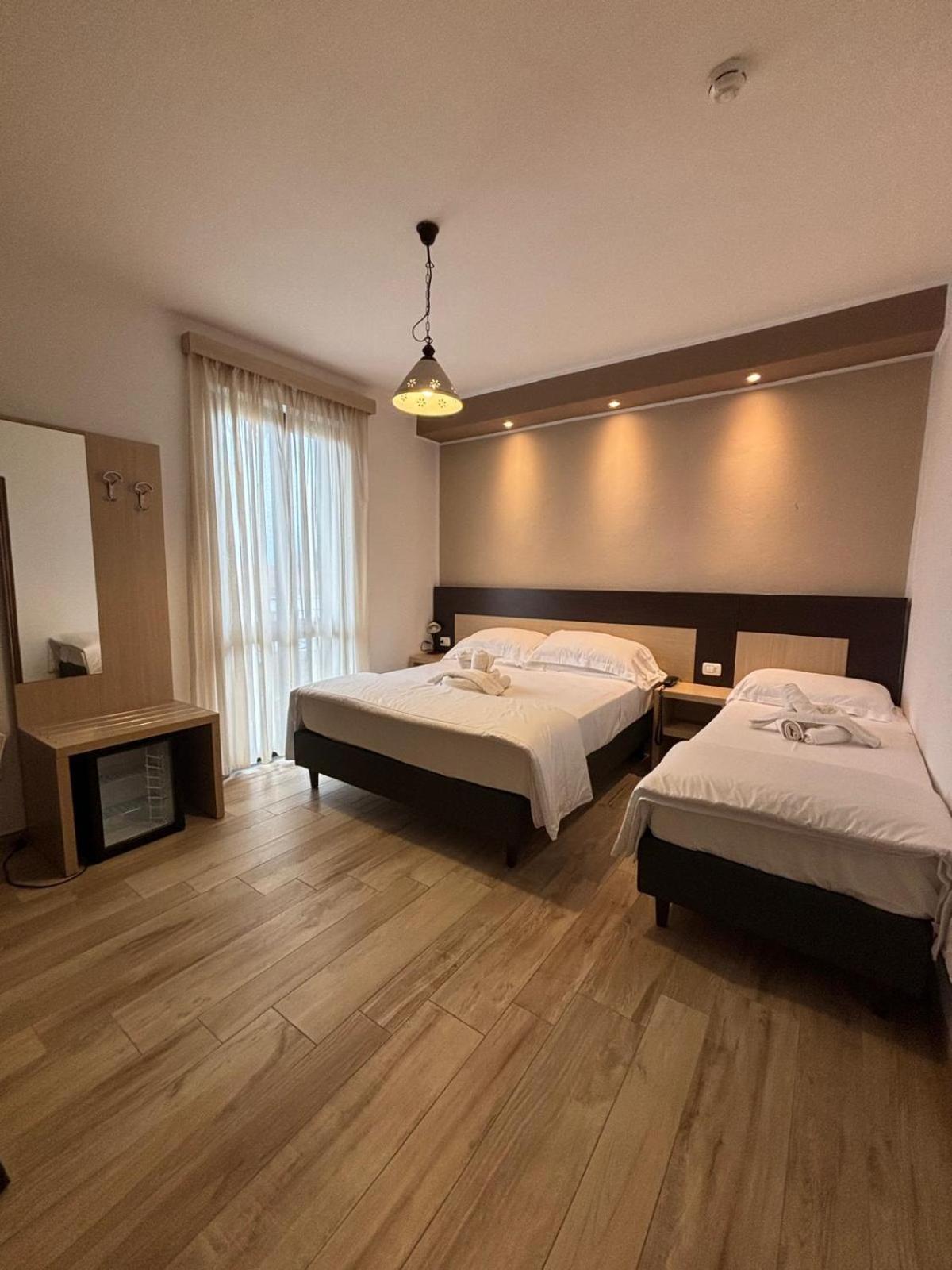Hotel Virginia Marina di Massa Extérieur photo