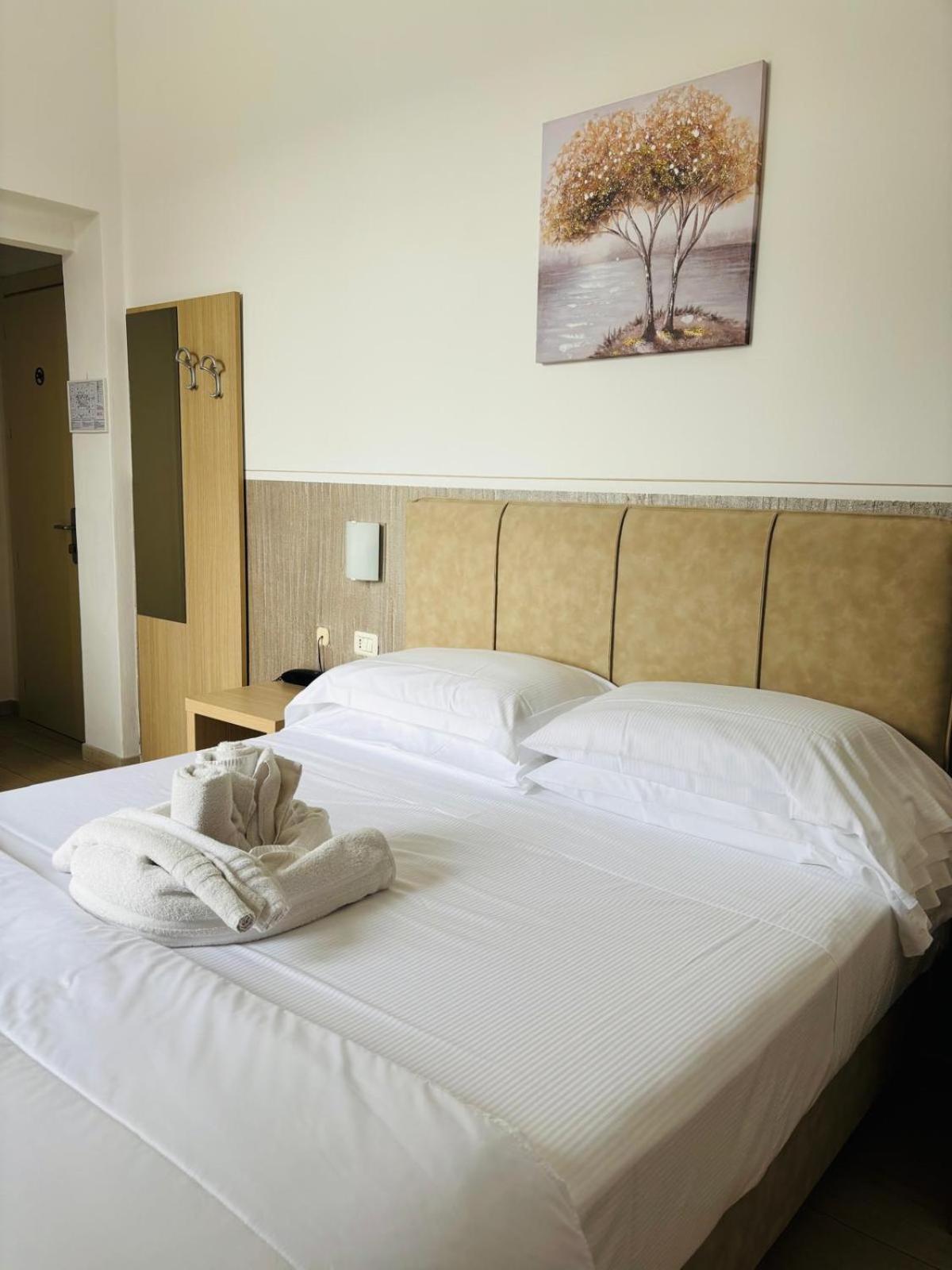 Hotel Virginia Marina di Massa Extérieur photo