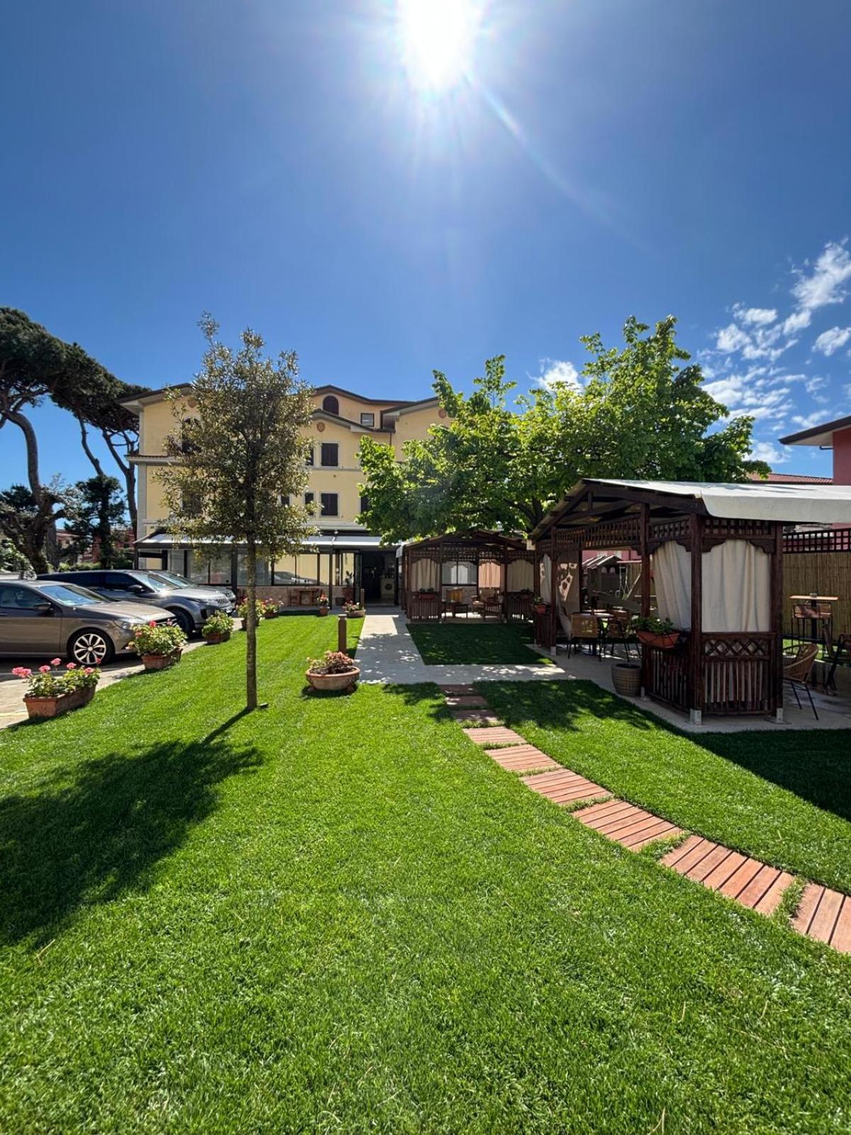 Hotel Virginia Marina di Massa Extérieur photo