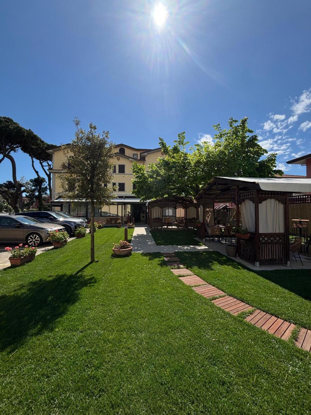 Hotel Virginia Marina di Massa Extérieur photo