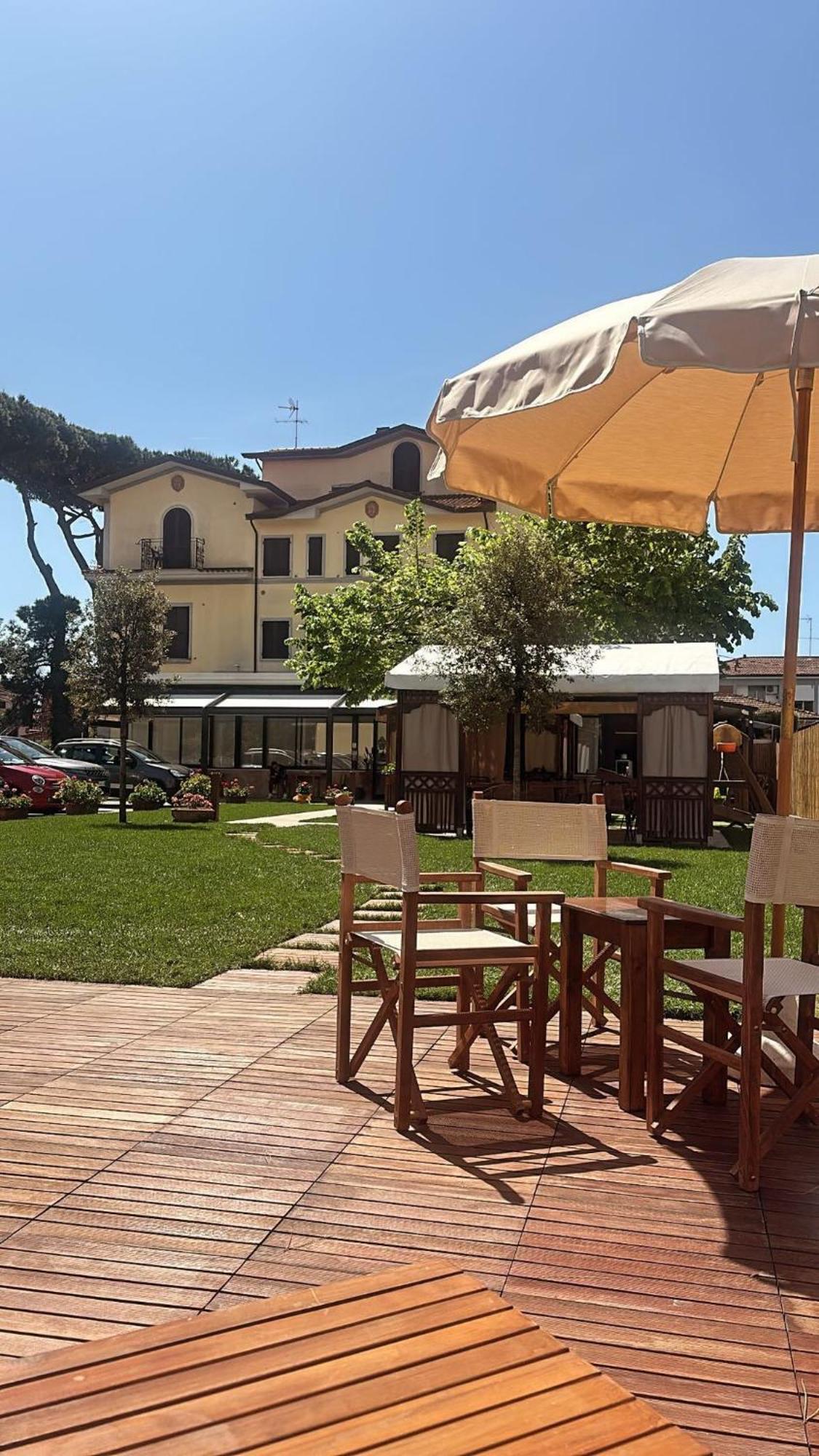 Hotel Virginia Marina di Massa Extérieur photo