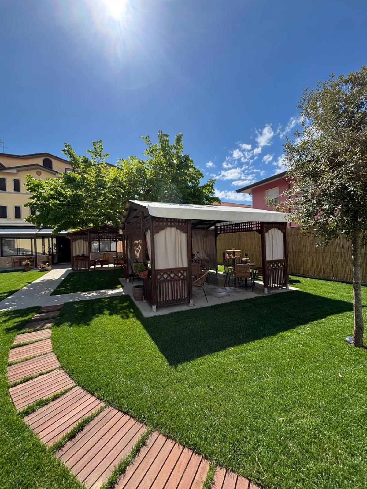 Hotel Virginia Marina di Massa Extérieur photo
