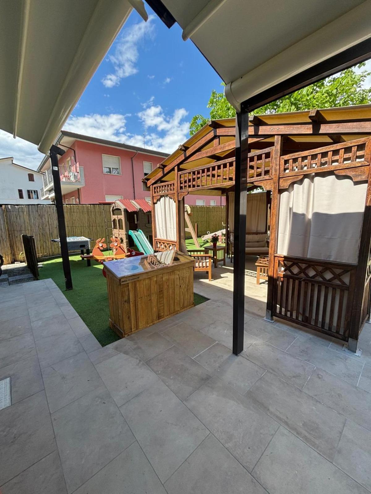 Hotel Virginia Marina di Massa Extérieur photo