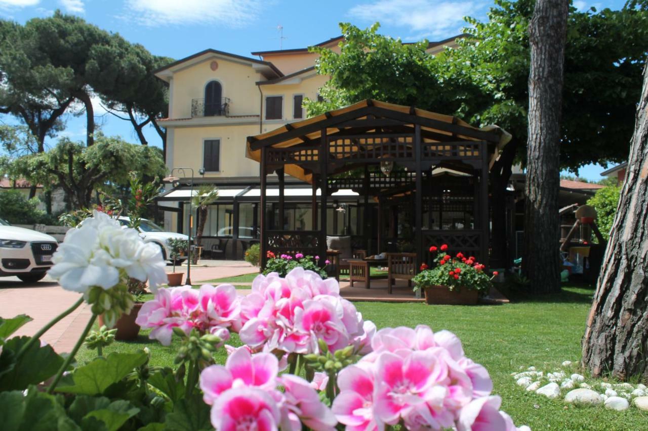 Hotel Virginia Marina di Massa Extérieur photo