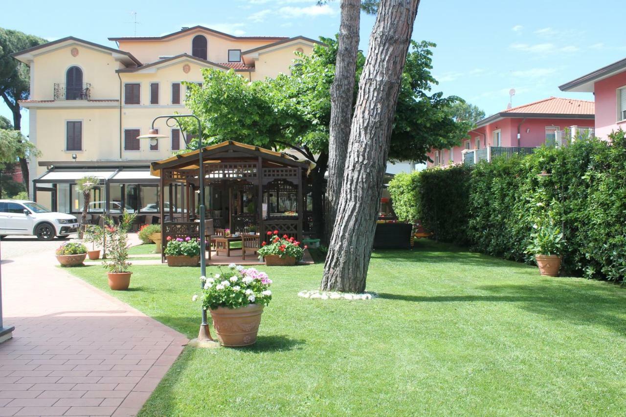 Hotel Virginia Marina di Massa Extérieur photo