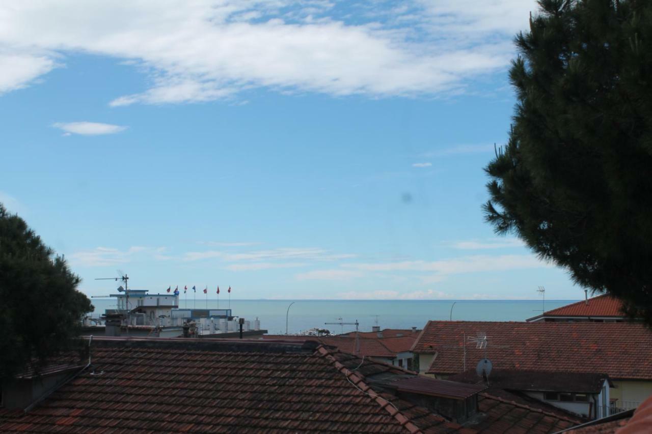 Hotel Virginia Marina di Massa Extérieur photo