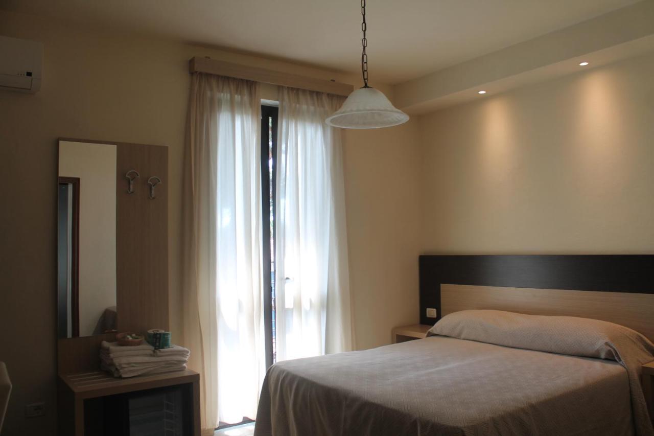 Hotel Virginia Marina di Massa Extérieur photo